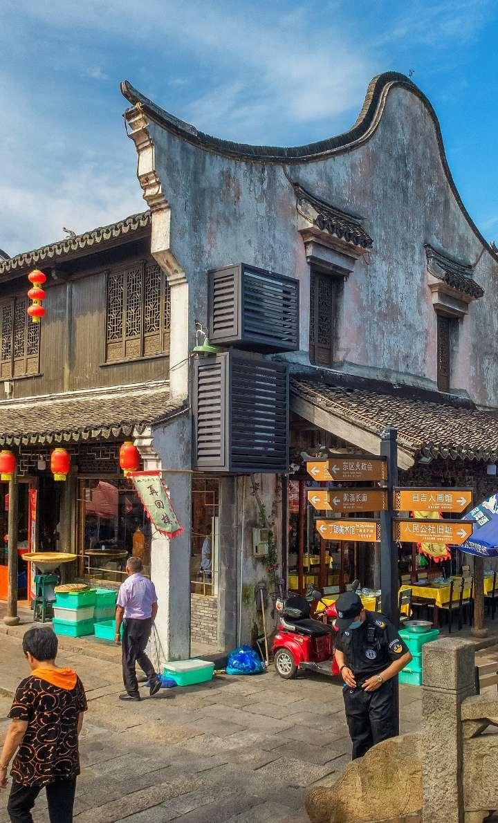 在春秋后期,一位国君放了养死自己最爱的马夫,成就了他的仁政